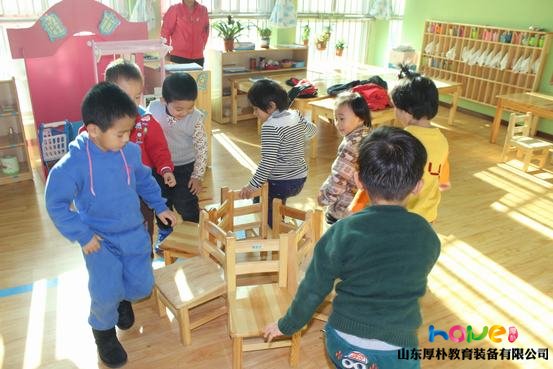 幼兒園《有趣的椅子》戶外體育活動(dòng)教案